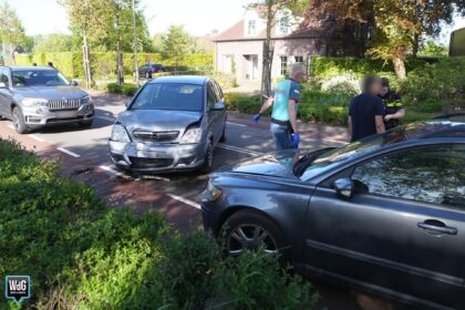 Twee auto's frontaal op elkaar op Julianastraat in Stramproy