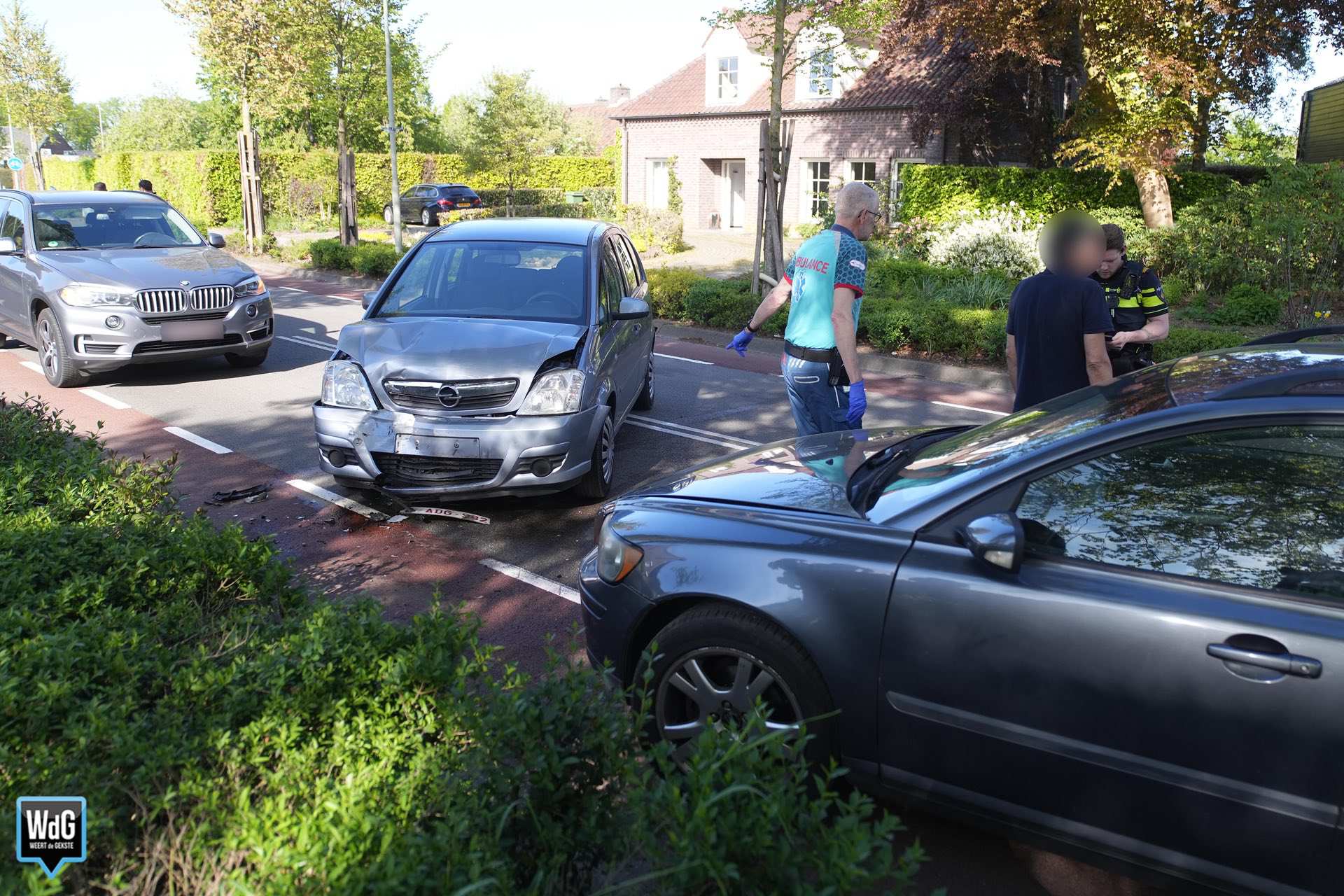 Twee auto's frontaal op elkaar op Julianastraat in Stramproy