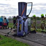 Auto op zijkant na botsing tegen boom in Meijel