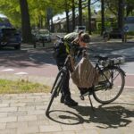 Auto en fietsster botsen op rotonde Maaslandlaan