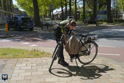 Auto en fietsster botsen op rotonde Maaslandlaan