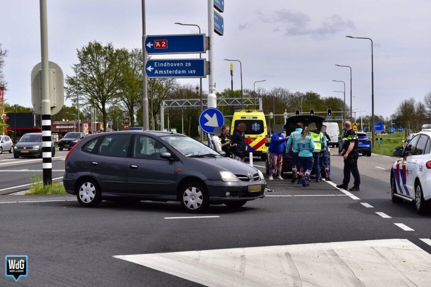 Twee auto’s botsen op Randweg Zuid (N275) in Nederweert