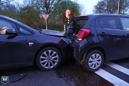 Drie auto's beschadigd na botsing op kruising op Ringbaan-Noord