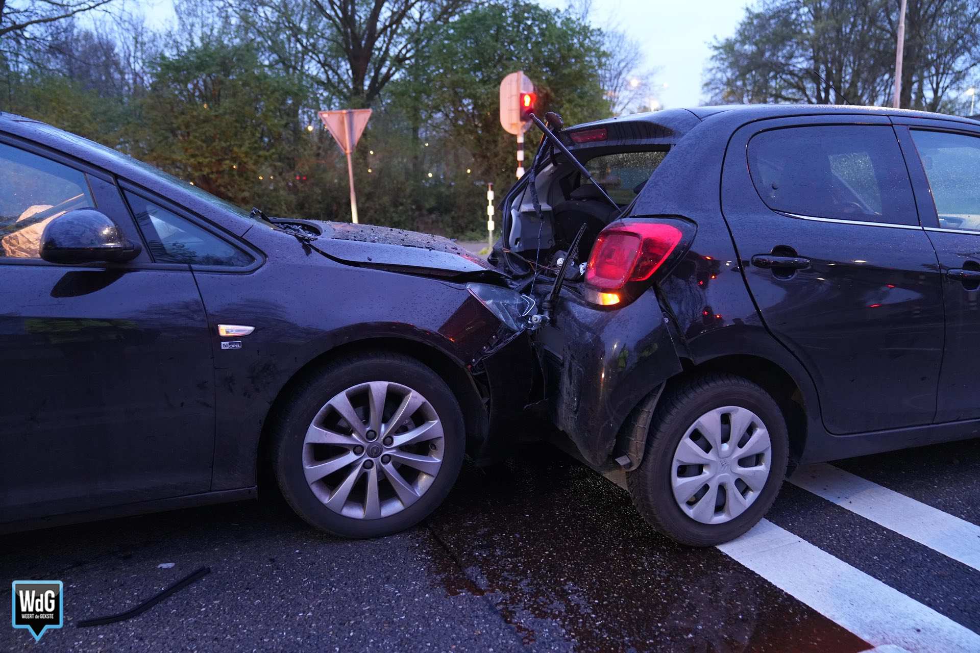 Drie auto's beschadigd na botsing op kruising op Ringbaan-Noord