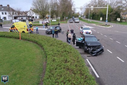 Auto's botsen op kruising Ringbaan-West