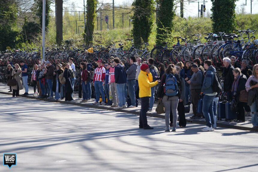 PSV-fans uit Limburg stranden in Weert door problemen op spoor