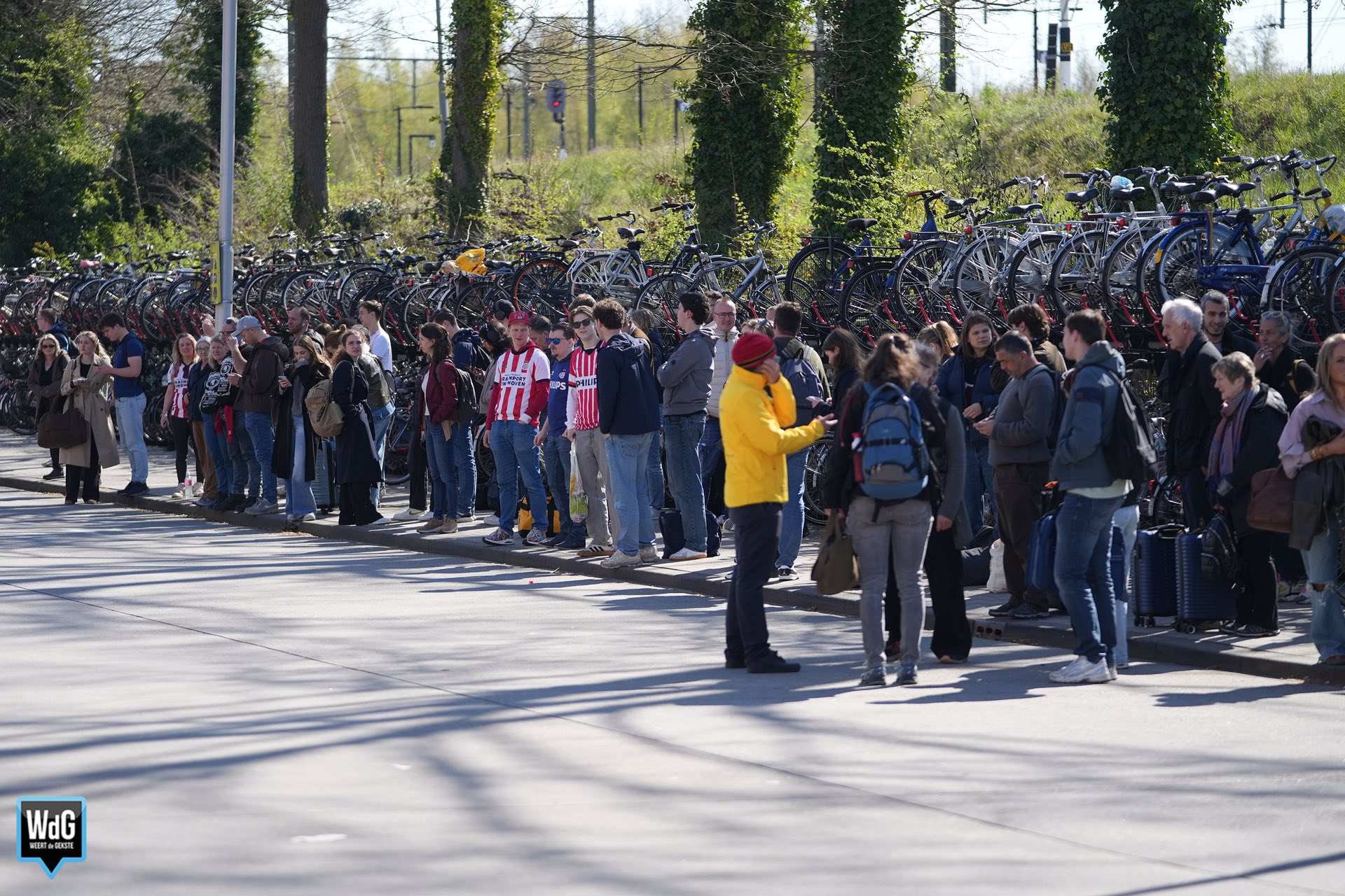 PSV-fans uit Limburg stranden in Weert door problemen op spoor