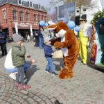 Paassfeer en volle terrassen tijdens weekmarkt in Weert