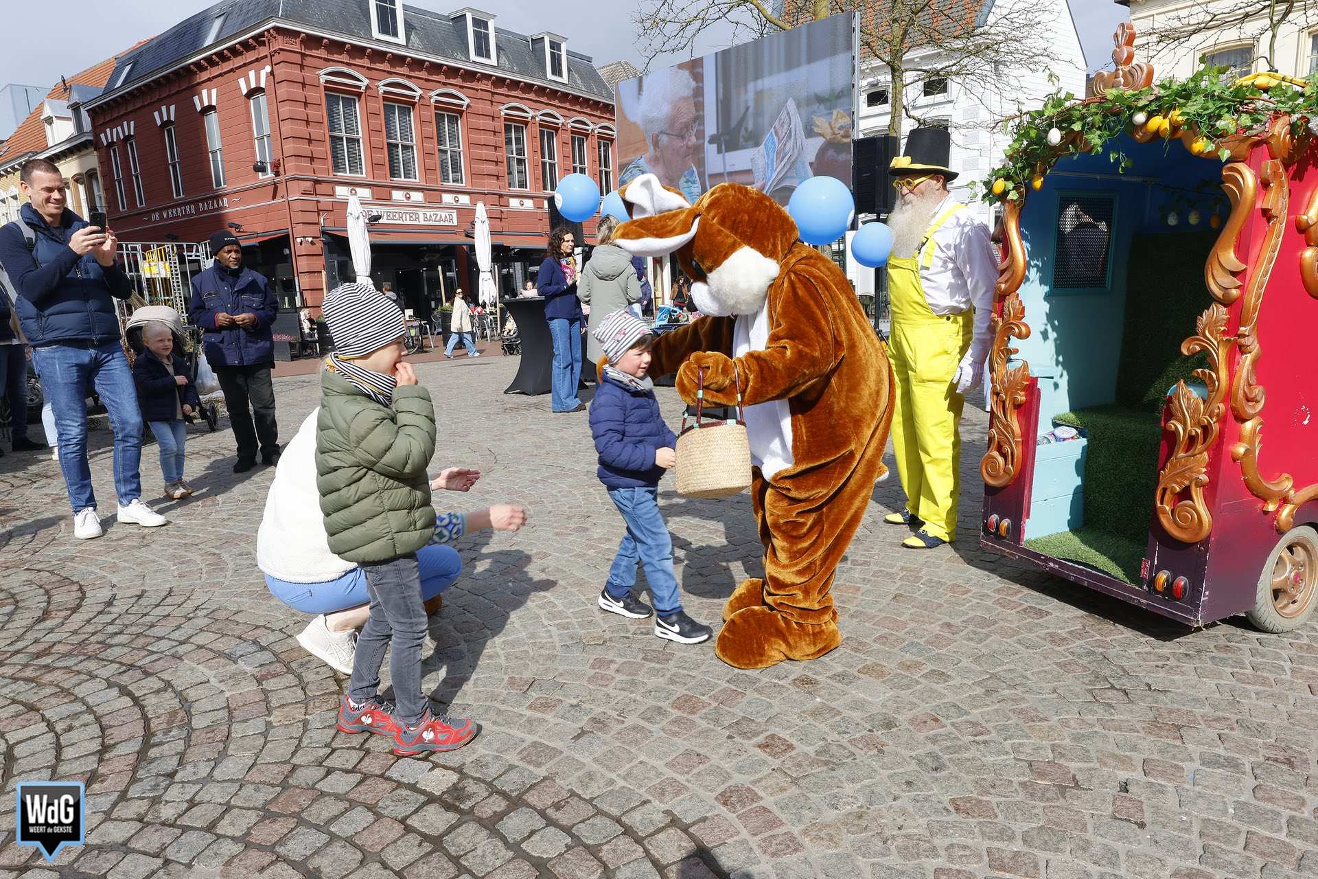 Paassfeer en volle terrassen tijdens weekmarkt in Weert