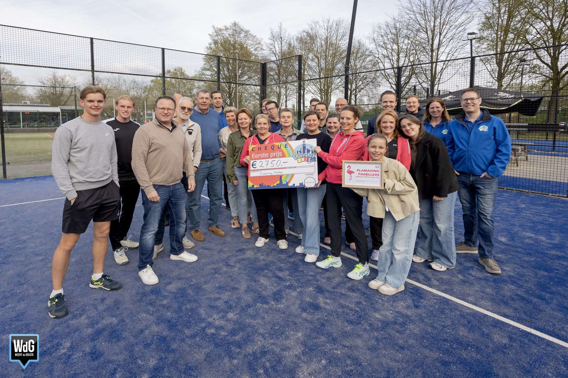 Winnaars Wieërter Kwis overhandigen prijs aan hun goede doel