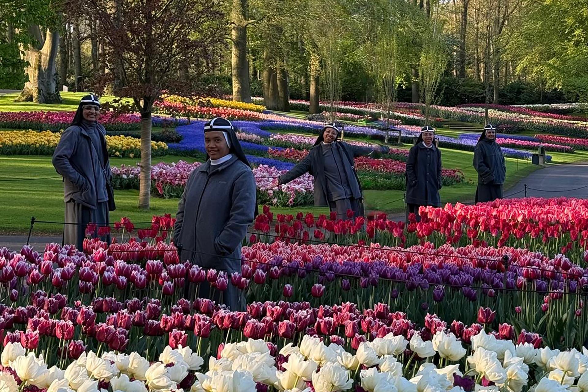 Dagje ontspanning voor zusters Birgittinessen in kleurrijk Keukenhof
