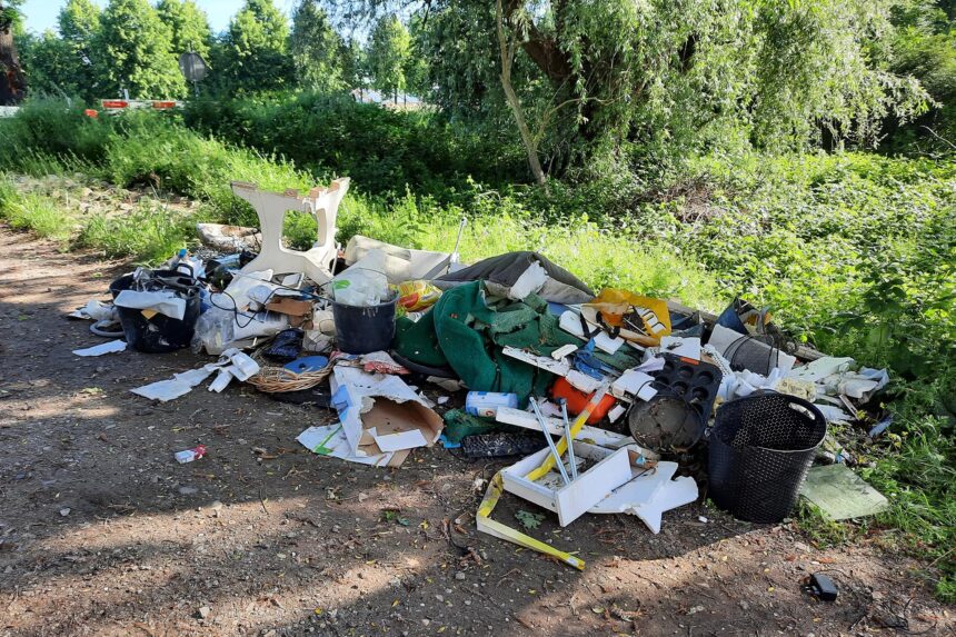 Afvaldumping in Park de Weier