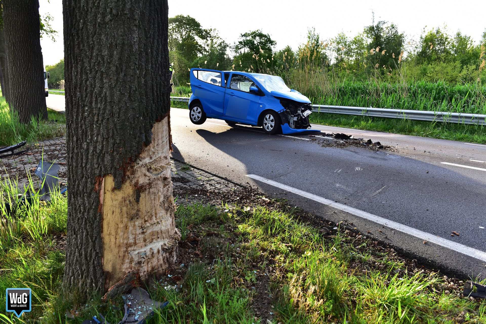 Automobilist gewond na botsing tegen boom op N275 bij Ospel