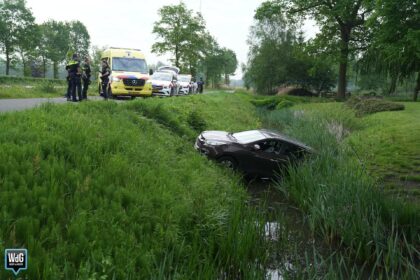 Auto belandt in sloot naast Eindhovenseweg