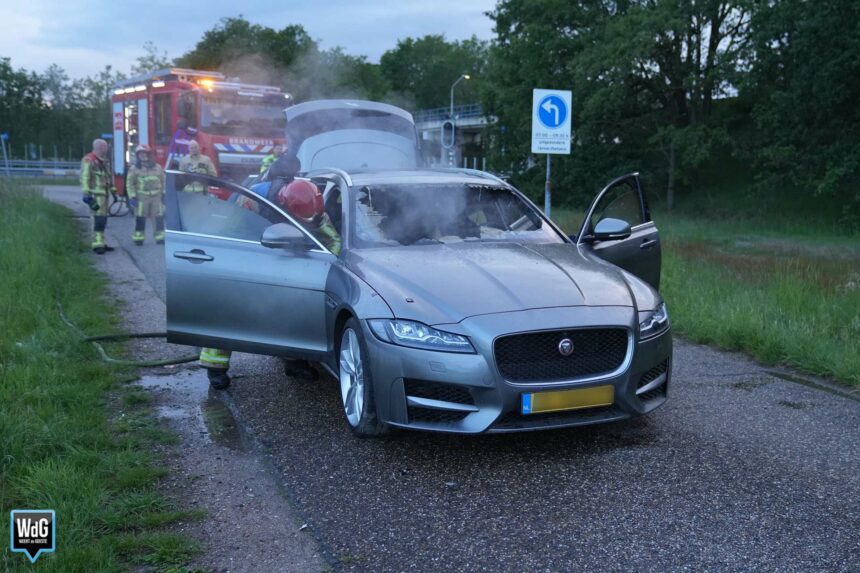 Brandweer dooft autobrand in Maarheeze