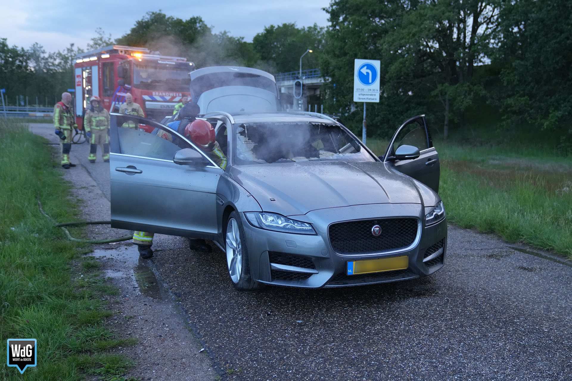 Brandweer dooft autobrand in Maarheeze