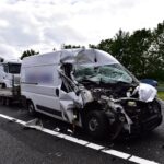 Bestelbus botst achterop vrachtwagen op A2 in Weert