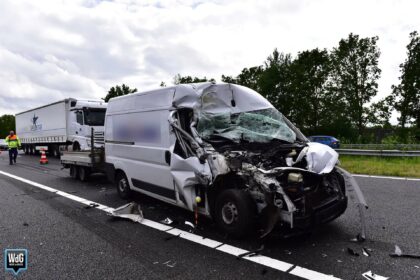 Bestelbus botst achterop vrachtwagen op A2 in Weert