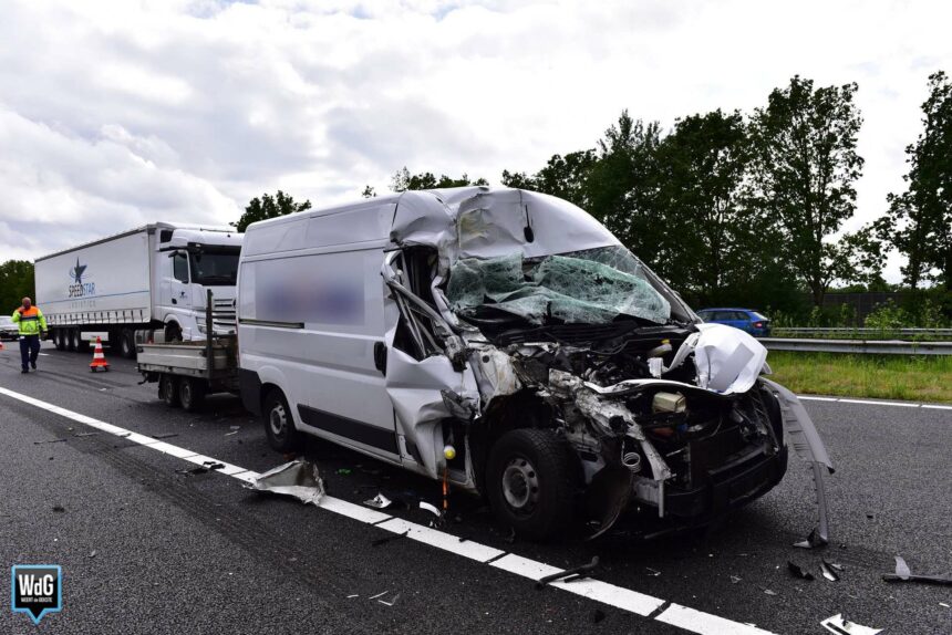 Bestelbus botst achterop vrachtwagen op A2 in Weert