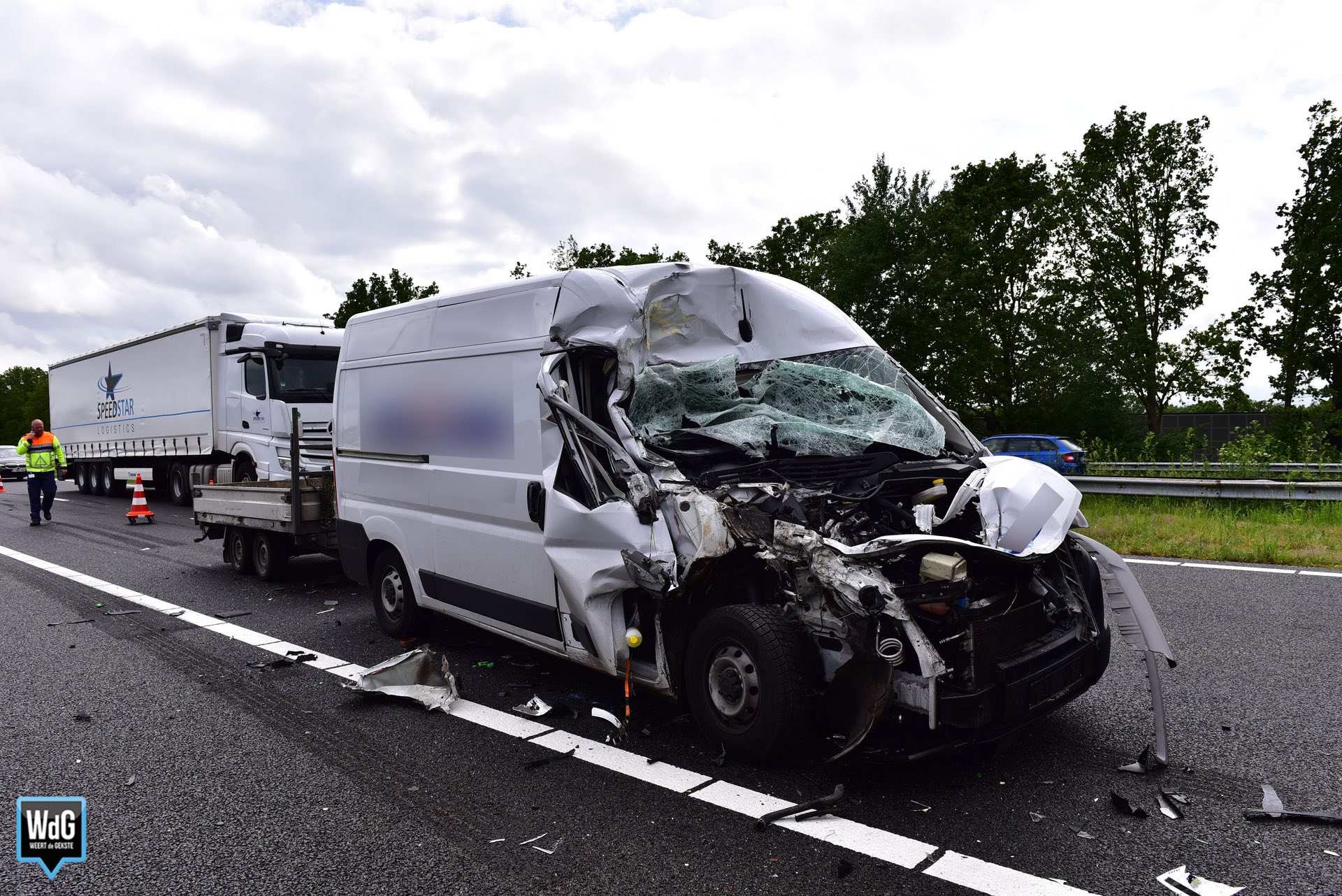 Bestelbus botst achterop vrachtwagen op A2 in Weert