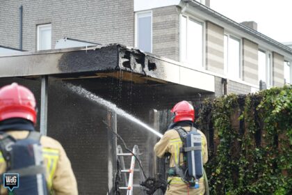 Carport naast woning in Maarheeze vat vlam