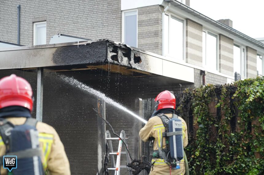 Carport naast woning in Maarheeze vat vlam