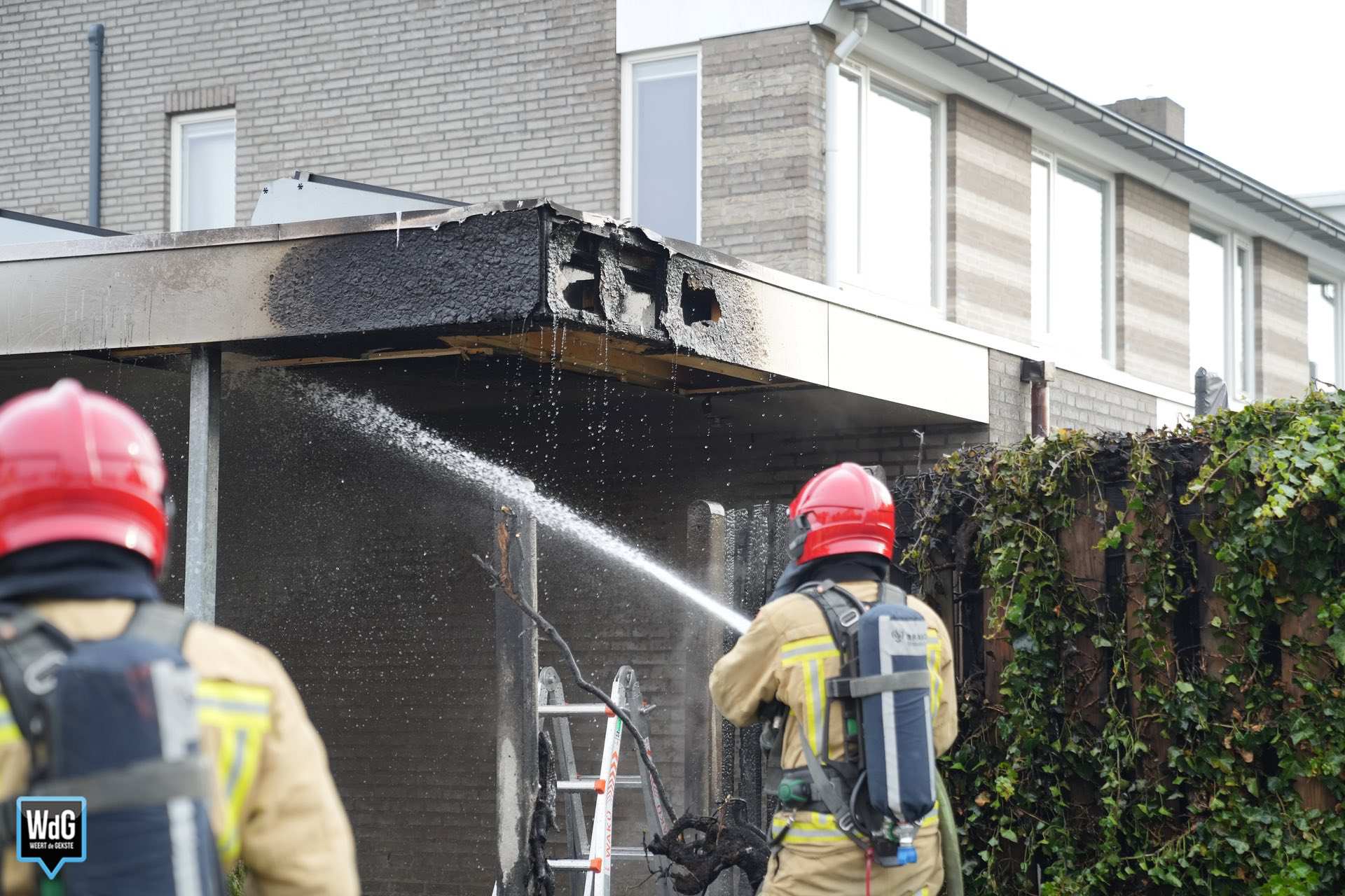 Carport naast woning in Maarheeze vat vlam