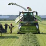 Brandweer blust brand in hakselaar in Maarheeze