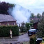 Brandweer dooft stookvuur met sloopafval in achtertuin