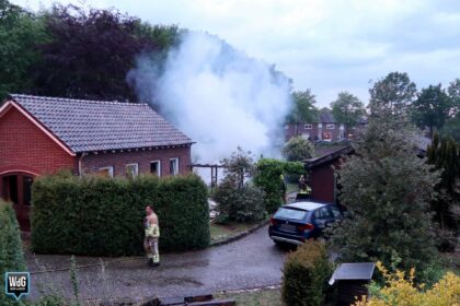 Brandweer dooft stookvuur met sloopafval in achtertuin