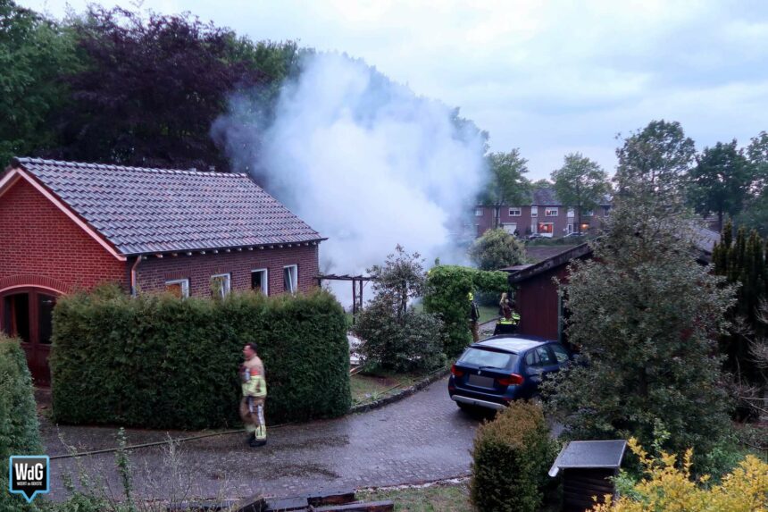 Brandweer dooft stookvuur met sloopafval in achtertuin