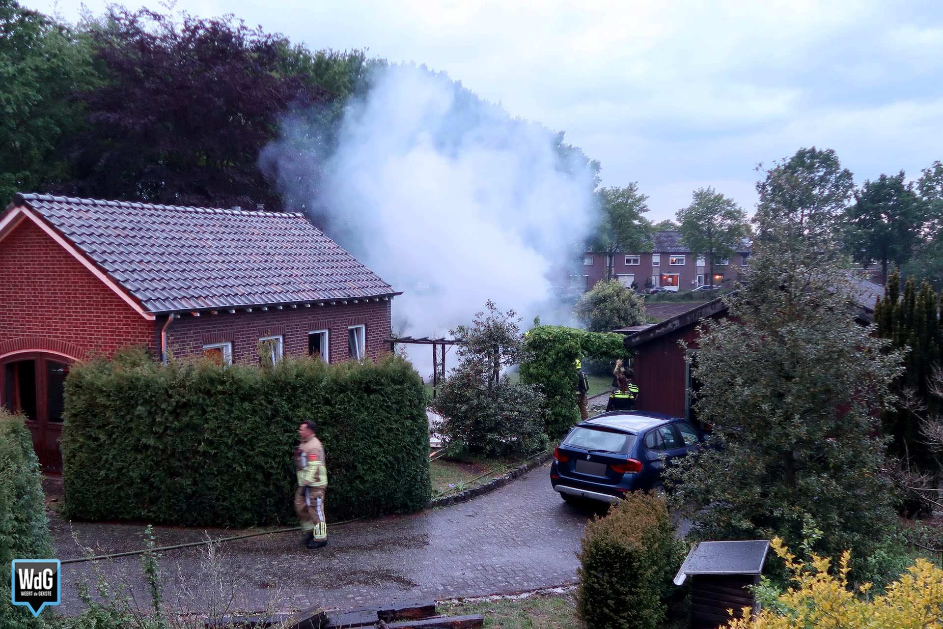 Brandweer dooft stookvuur met sloopafval in achtertuin