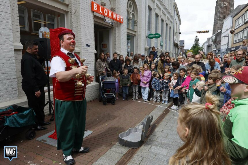 Een clown vermaakt het publiek tijdens het openluchtcircus in de binnenstad van Weert. Foto van Theo Van de Winkel