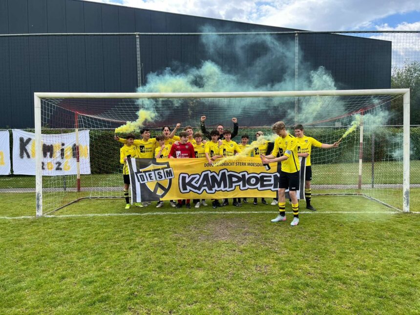 Kampioensfeest voor DESM JO17-1 na sterk seizoen