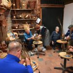 Mandenvlechten tijdens de burgemeestersdag in Limburgs Openluchtmuseum Eynderhoof