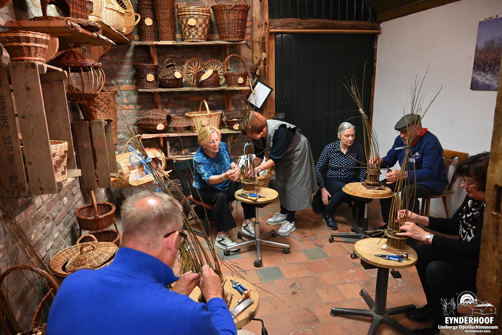 Mandenvlechten tijdens de burgemeestersdag in Limburgs Openluchtmuseum Eynderhoof