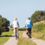 Een koppel fietst door het platteland. Foto via DepositPhotos