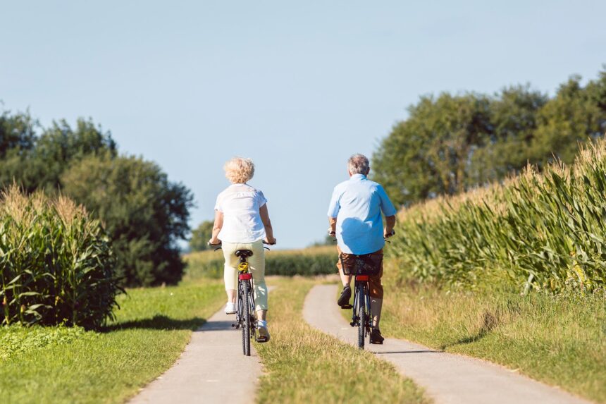 Een koppel fietst door het platteland. Foto via DepositPhotos