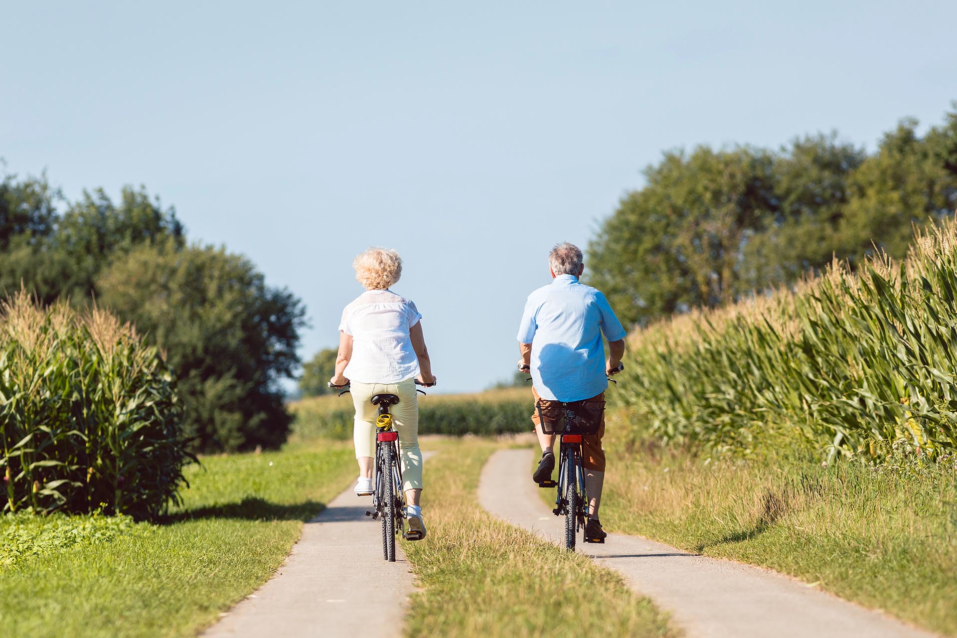 Een koppel fietst door het platteland. Foto via DepositPhotos