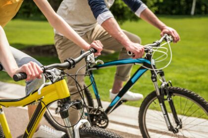 Twee fietsers met zonnig weer. Foto via DepositPhotos.
