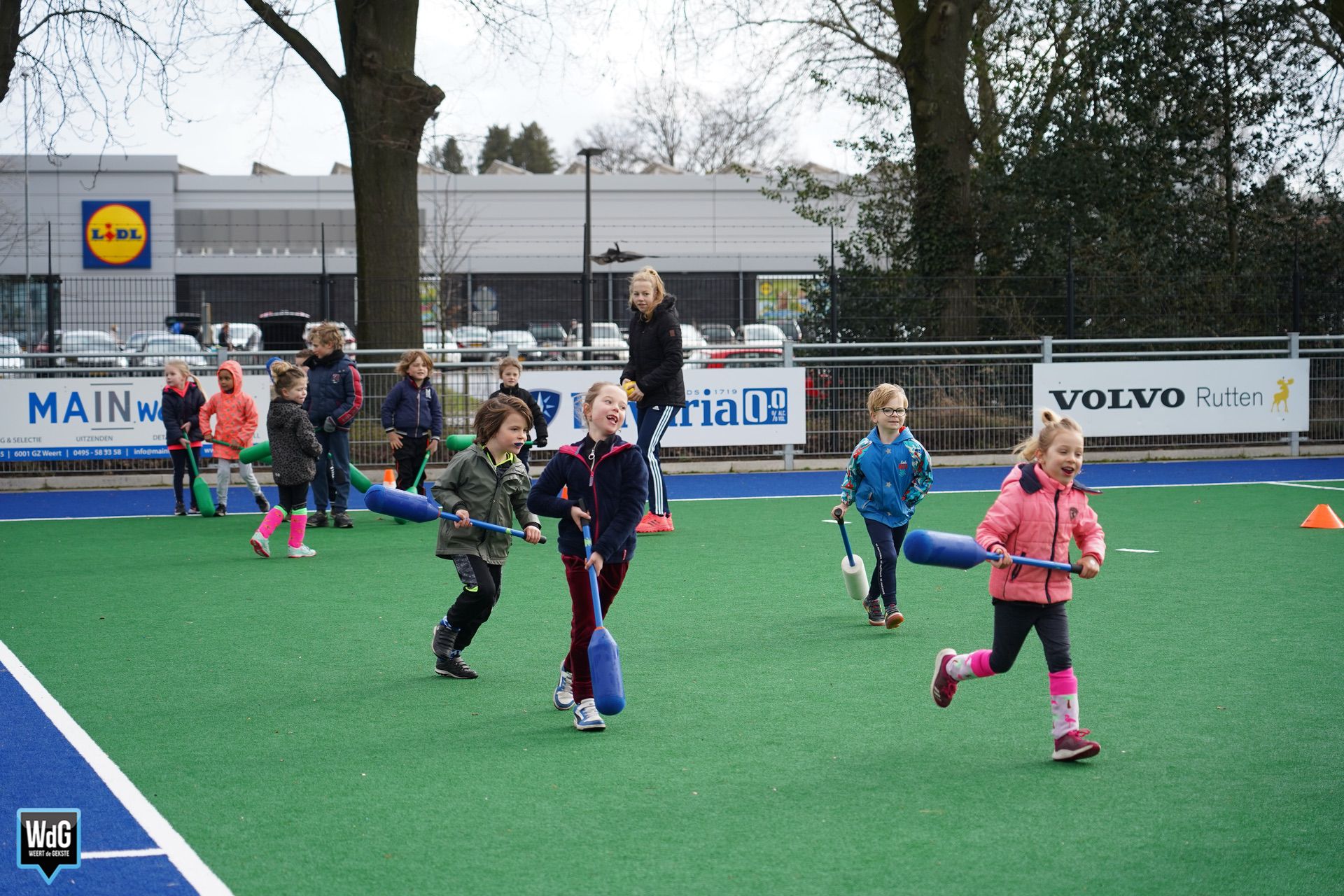 Kinderen nemen deel aan een hockeyactiviteit tijdens Funkey Fiësta. Archieffoto.