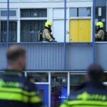 Brandweer doet onderzoek naar gaslucht in woning Serviliusstraat