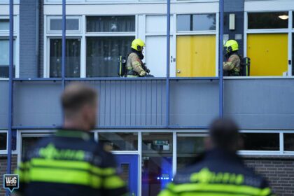 Brandweer doet onderzoek naar gaslucht in woning Serviliusstraat
