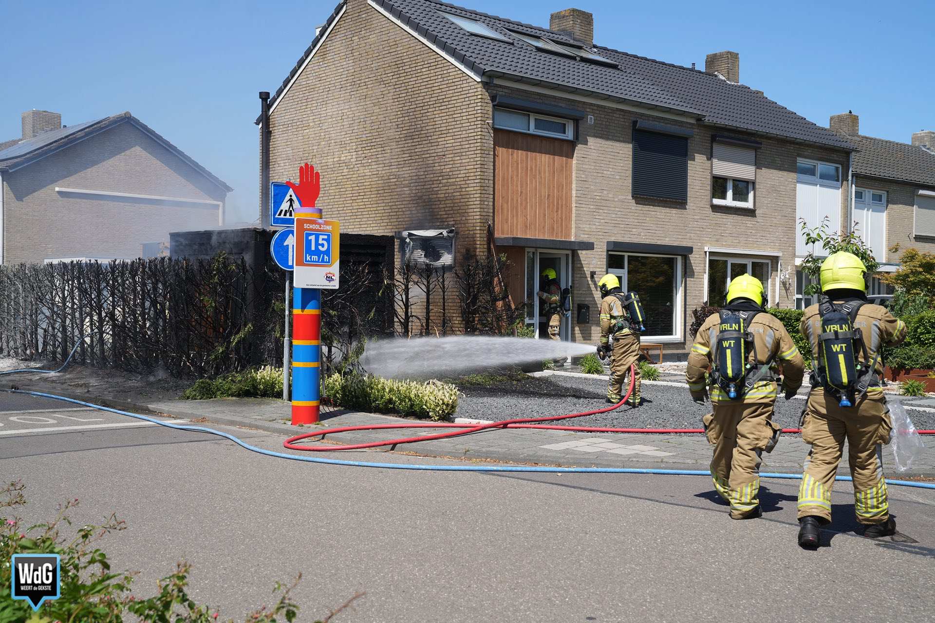 Brand in coniferenhaag slaat over naar tuinhuisje en woning in Grathem
