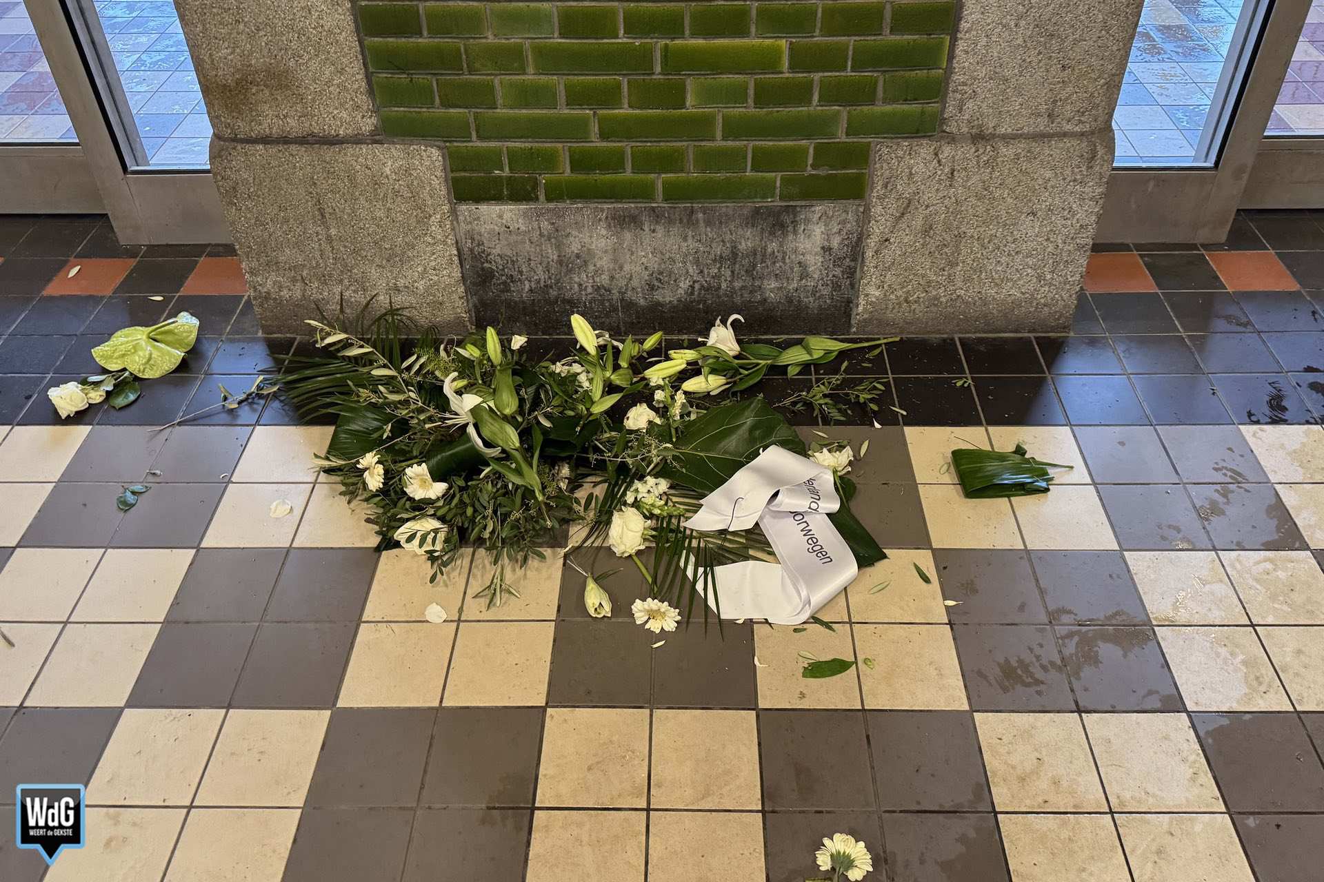 Herdenkingskrans vernield bij monument in NS-station Weert