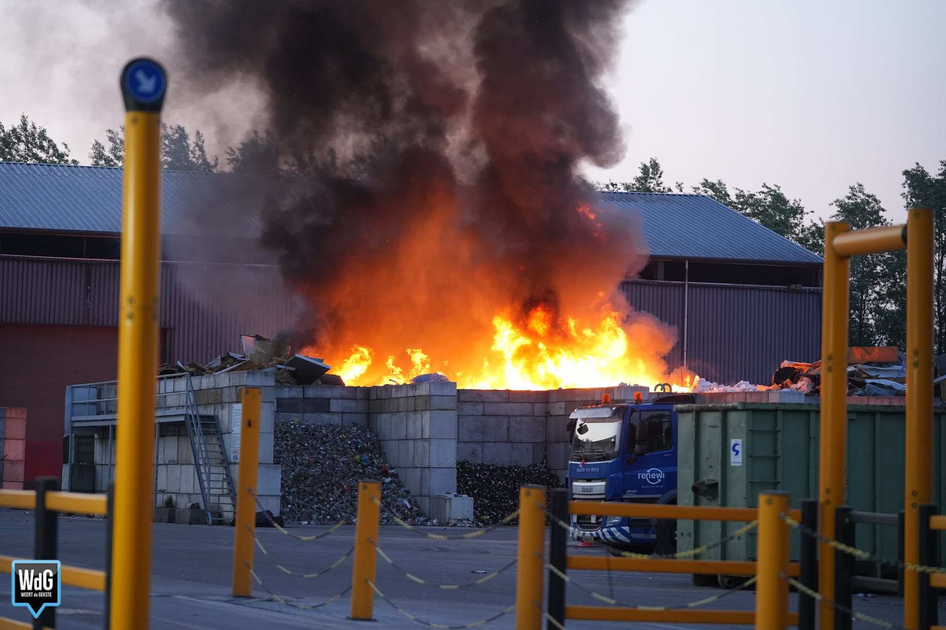Brand op terrein overslagstation aan de Lozerweg