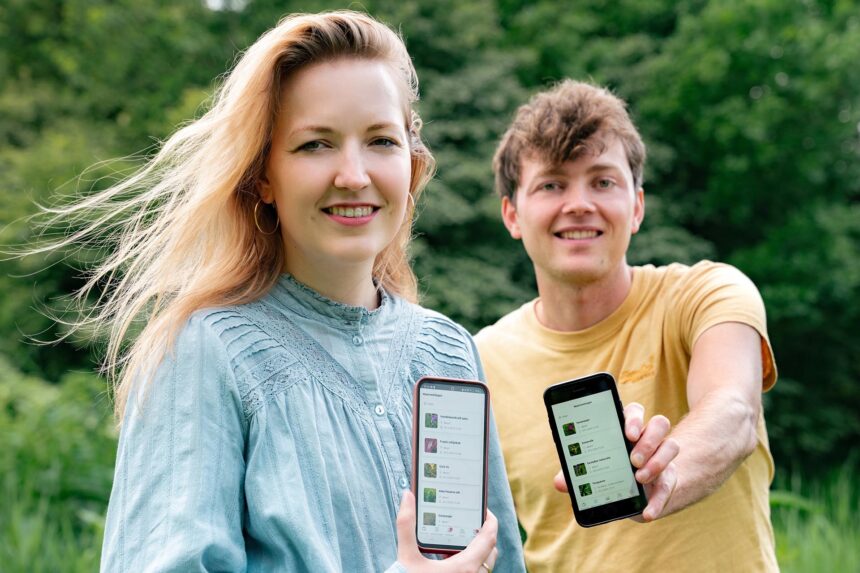 Twee mensen laten de natuurwaarnemingen app ObsIdentify op hun telefoon zien. Ingestuurde foto.