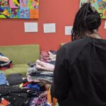 Ouder zoekt kleding uit. Ingestuurde foto.
