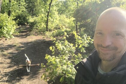 Louis en zijn hondje Stella tijdens een wandeling