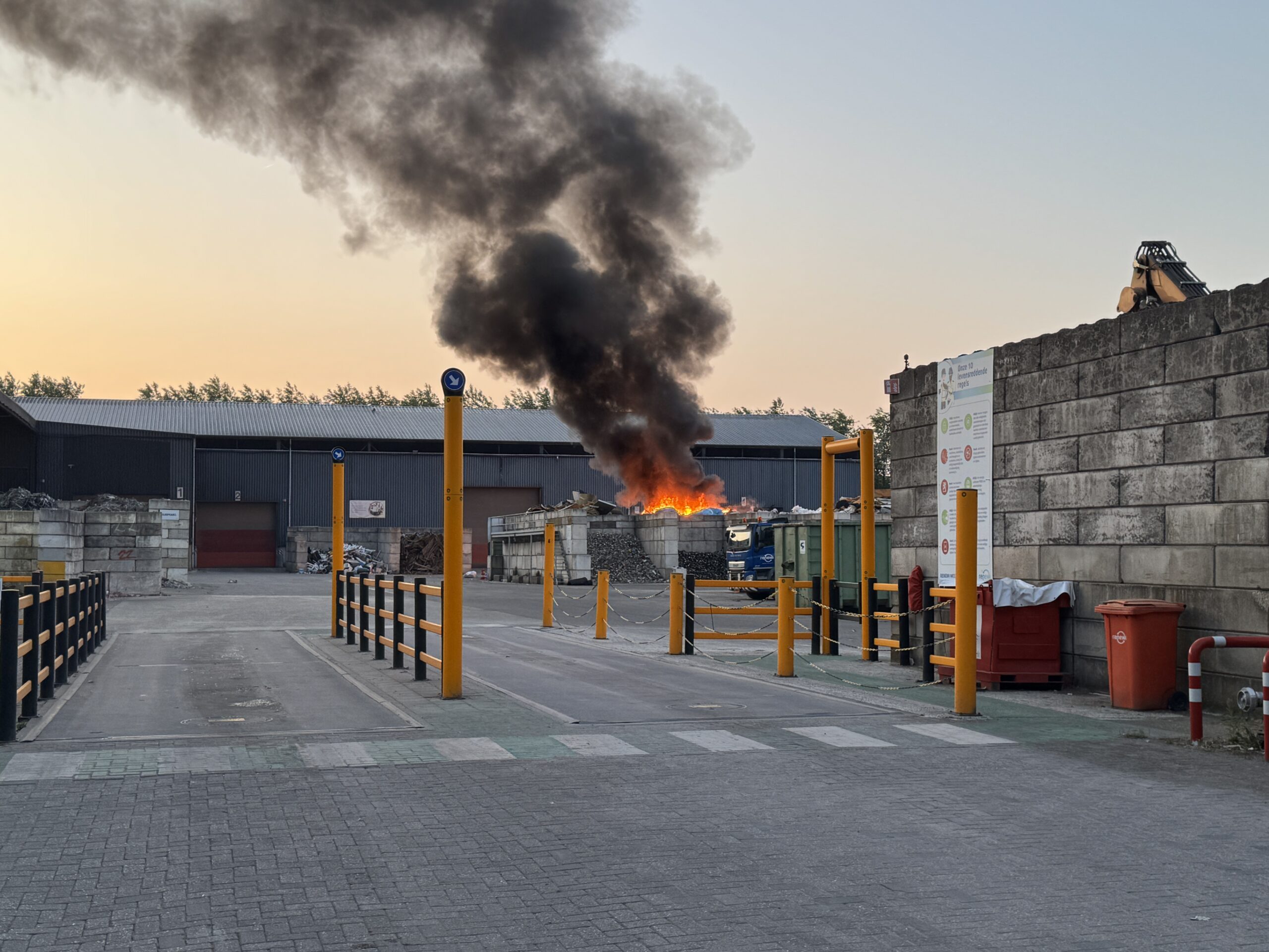 Brand op terrein overslagstation op Lozerweg